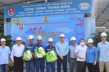 (16-01-2023) CÔNG ĐOÀN KHỐI DOANH NGHIỆP THƯƠNG MẠI TRUNG ƯƠNG TẠI TP.HCM THĂM HỎI ĐỘNG VIÊN NGƯỜI LAO ĐỘNG TẠI CẢNG LOTUS